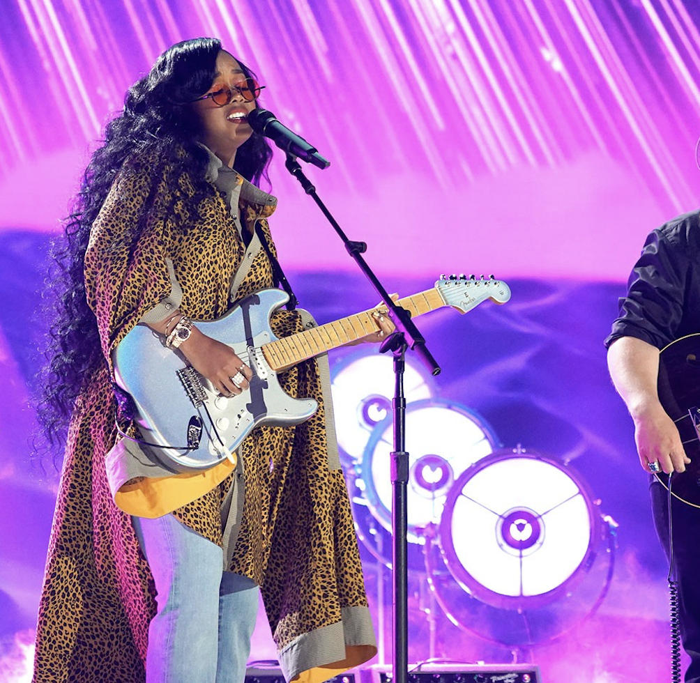 WATCH: H.E.R. performs “Hold On” with Chris Stapleton at the 2021 CMT Music&nbsp;Awards.